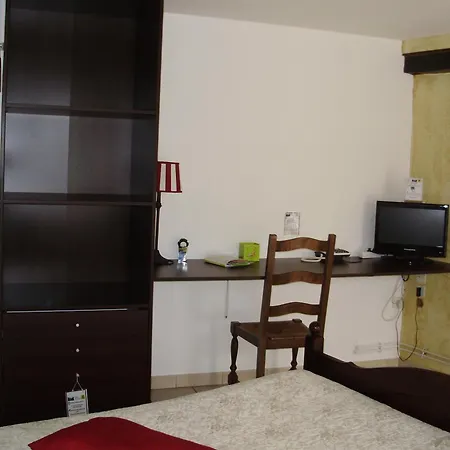 호텔 Du Bord Des Eaux - Demi-pension Assuree Sur Reservation 생타망레조