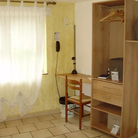 호텔 Du Bord Des Eaux - Demi-pension Assuree Sur Reservation 3*