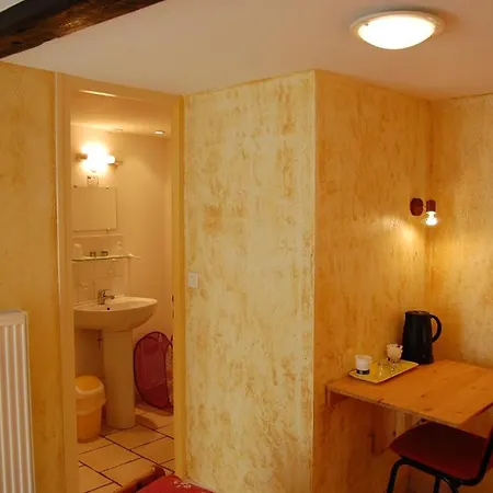 호텔 Du Bord Des Eaux - Demi-pension Assuree Sur Reservation 생타망레조