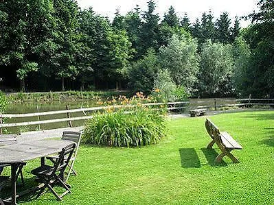 Du Bord Des Eaux - Demi-pension Assuree Sur Reservation